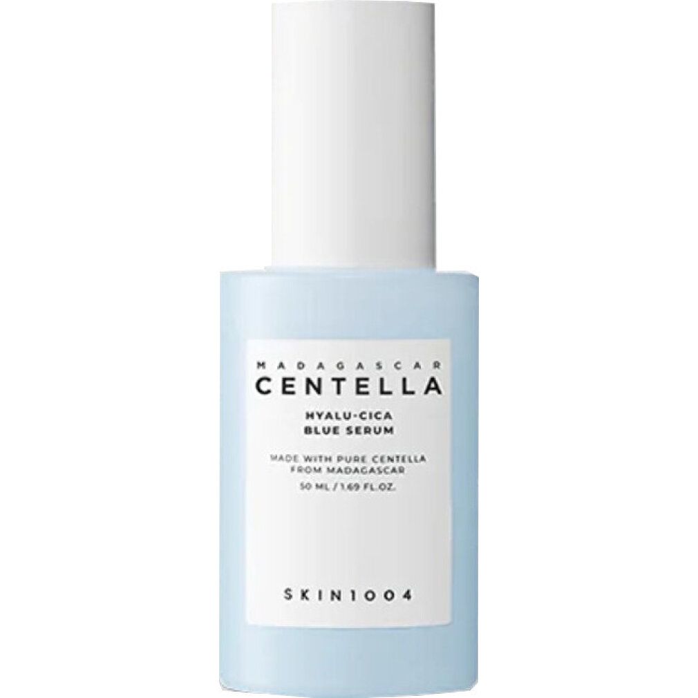 Hellblaues Serumfläschchen mit weißem Deckel. Beschriftung: MADAGASCAR CENTELLA HYALU-CICA BLUE SERUM. SKIN1004.