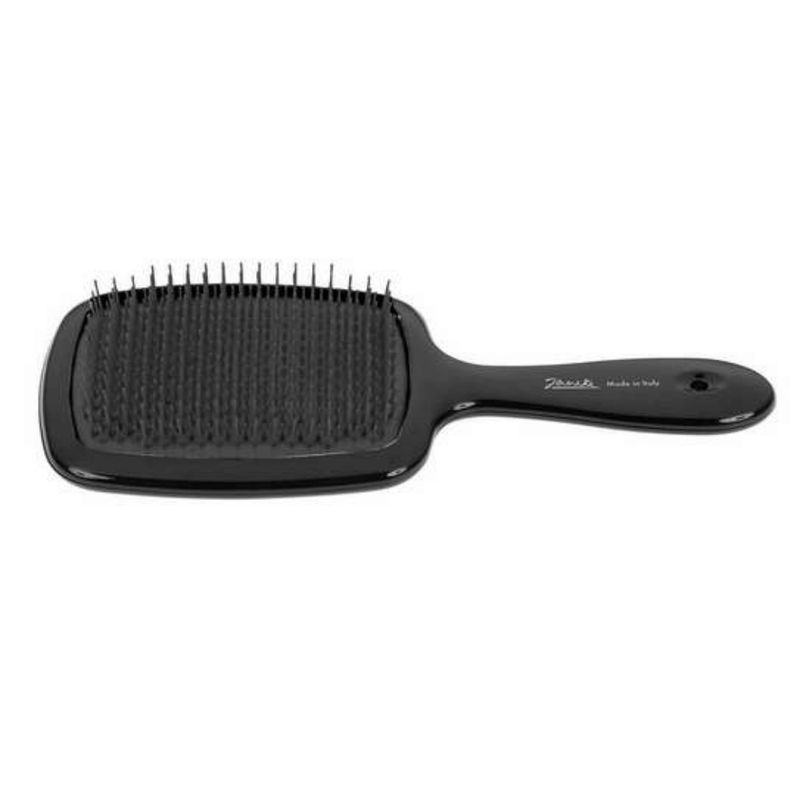 Schwarze Haarbürste mit Griff. Rechteckiger Bürstenkopf mit schwarzen Borsten. Griff mit Markenschriftzug und Herkunftsangabe.