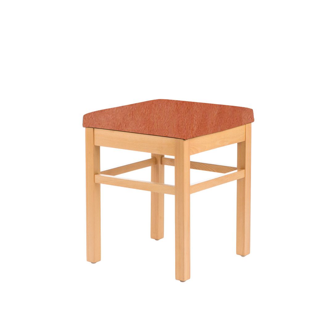 Sitzhocker mit Holzrahmen und orangefarbener Sitzfläche.