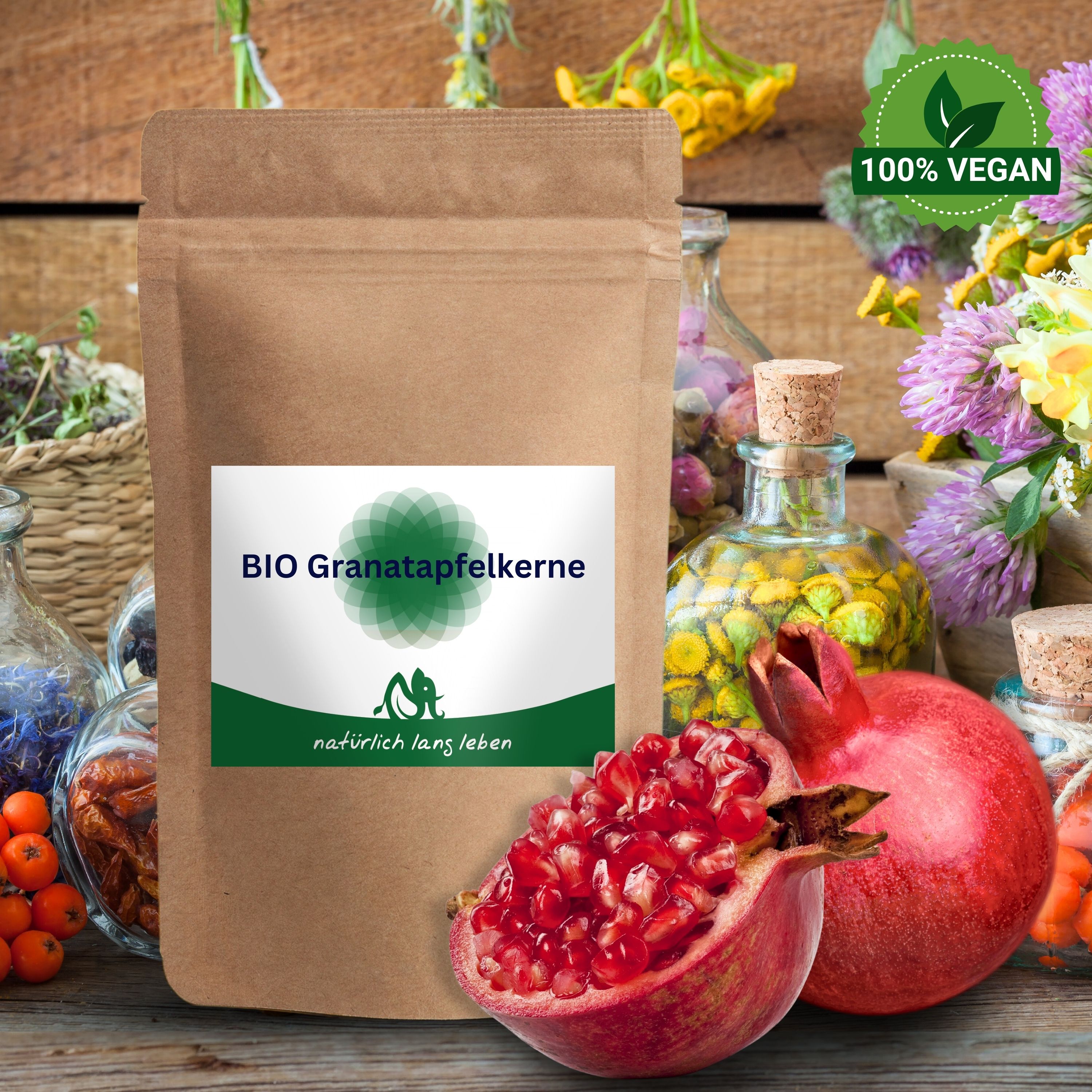 BIO Granatapfelkerne-Beutel, daneben eine aufgeschnittene Granatapfel-Frucht. 100% vegan-Siegel.
