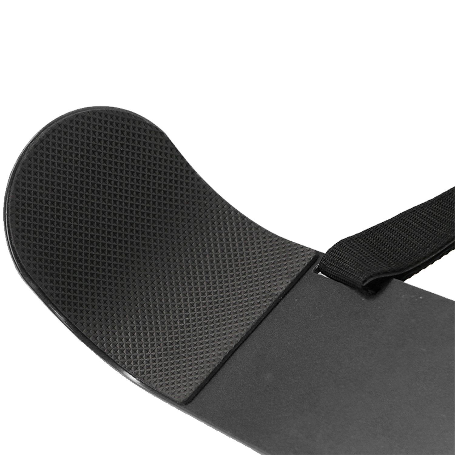 Detailaufnahme eines schwarzen Bizeps Isolators. Sichtbar sind die gepolsterte Armauflage und ein Teil des Gurtes.