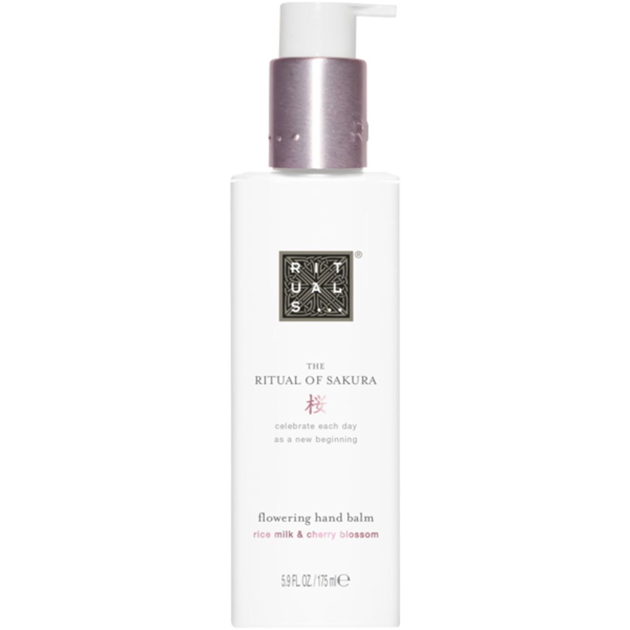 Weißer Handbalsam-Spender mit silberfarbenem Pumpkopf. Aufschrift: "The Ritual of Sakura", "flowering hand balm".