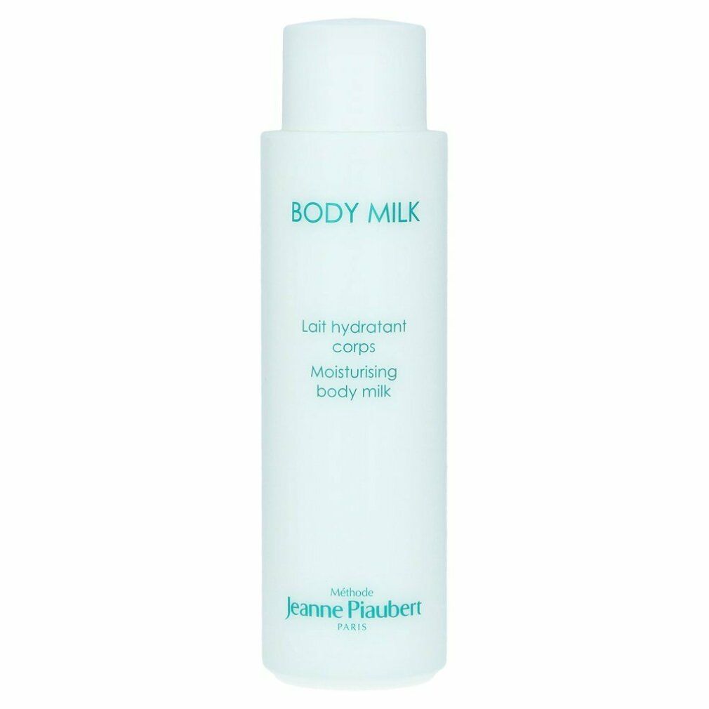 Weiße Flasche mit blauem Aufdruck. Text: Body Milk, Lait hydratant corps, Moisturising body milk. Marke: Jeanne Piaubert.