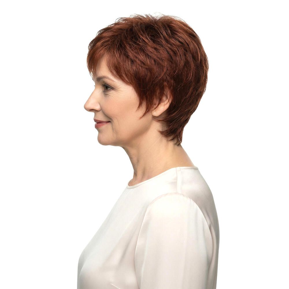 Frau mit rotbrauner Perücke. Kurzer, gestufter Schnitt. Seitenansicht, Profil. Helles Oberteil, weißer Hintergrund.