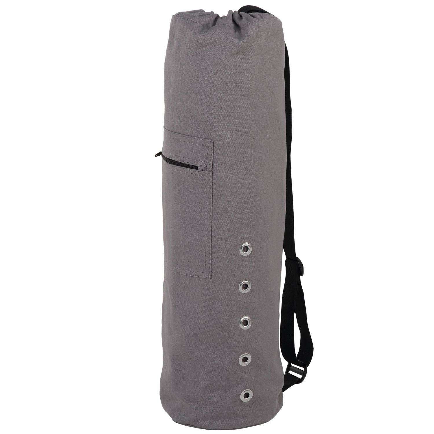 Graue Yogamatten Tasche mit schwarzem Schultergurt und Ösen. Seitliche Tasche mit Reißverschluss.