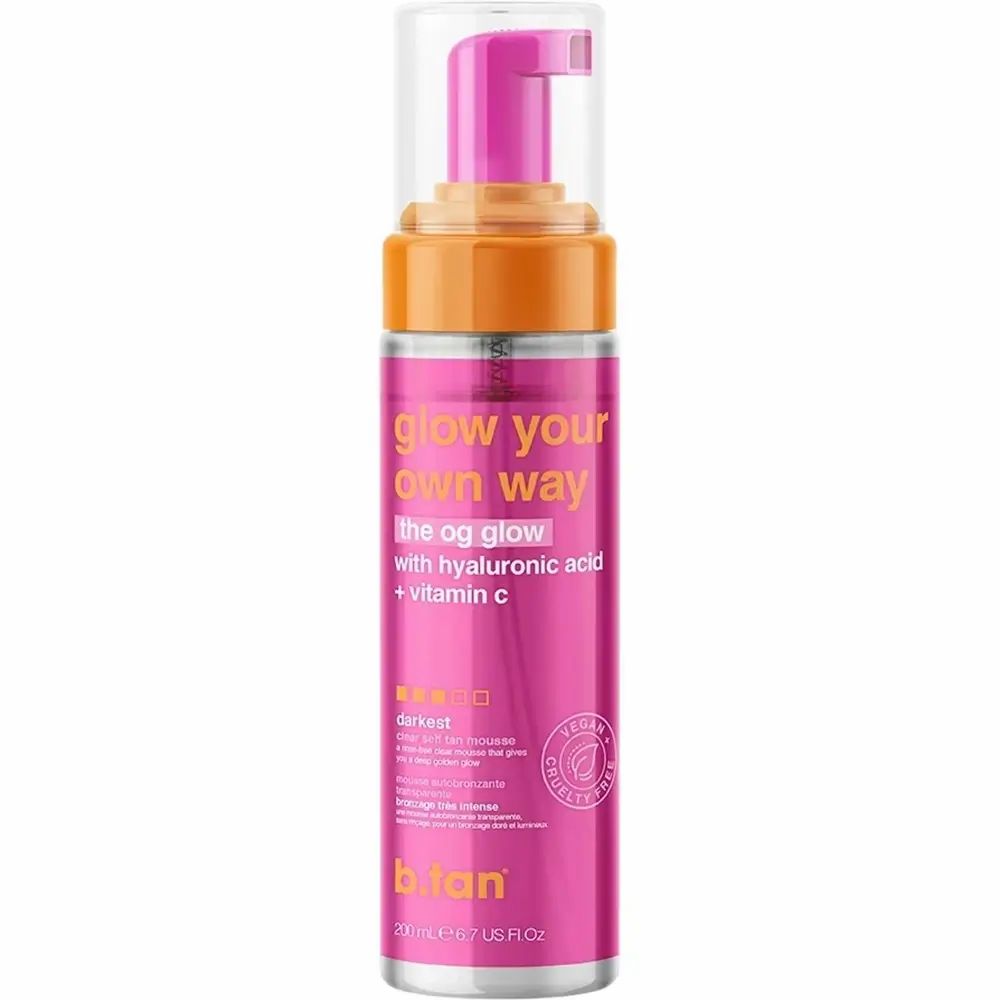 Rosa Flasche mit orangefarbenem Deckel. Aufschrift: glow your own way, the og glow, mit Hyaluronsäure + Vitamin C. Marke: b.tan.