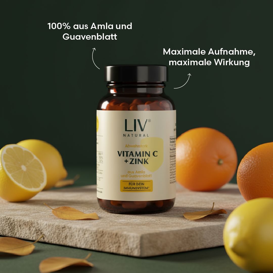 Braune Glasflasche mit LIV Vitamin C + Zink Kapseln. Orangen und Zitronen daneben. Aufschrift: Vitamin C + Zink, aus Amla und Guavenblatt.