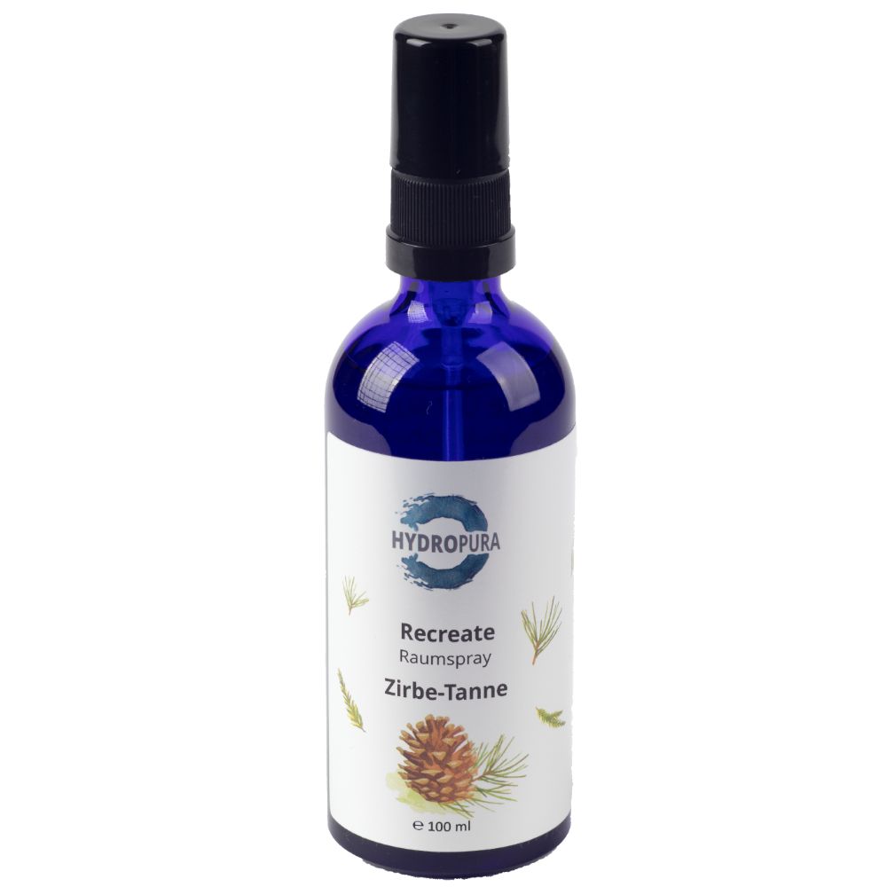 Blaue Glasflasche mit schwarzem Sprühkopf. Etikett mit Produktname und Logo. Zirbe-Tanne Raumspray.