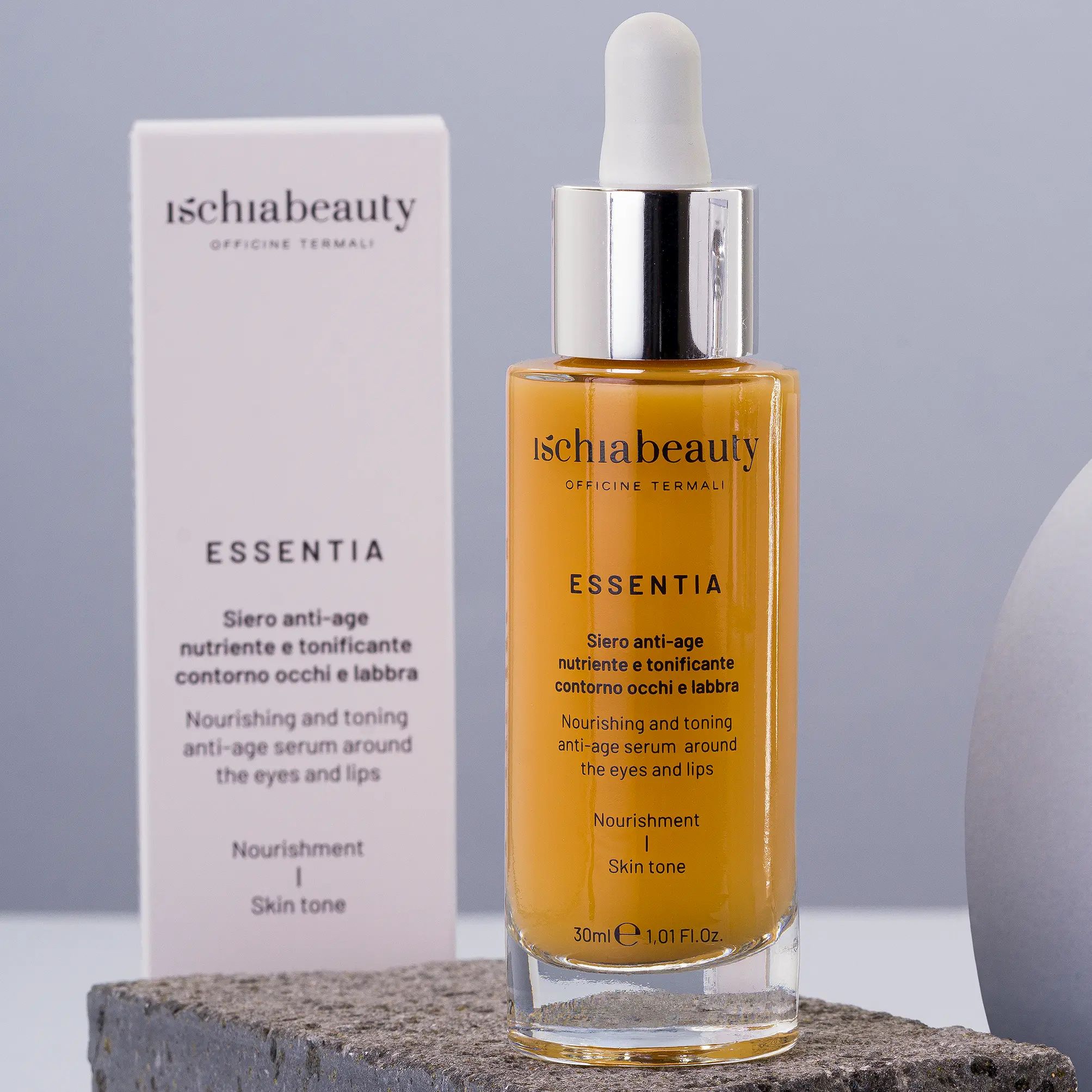 Serumflasche und Verpackung. Aufschrift: Ischiabeauty, Essentia, Siero anti-age. Flasche mit Pipette.