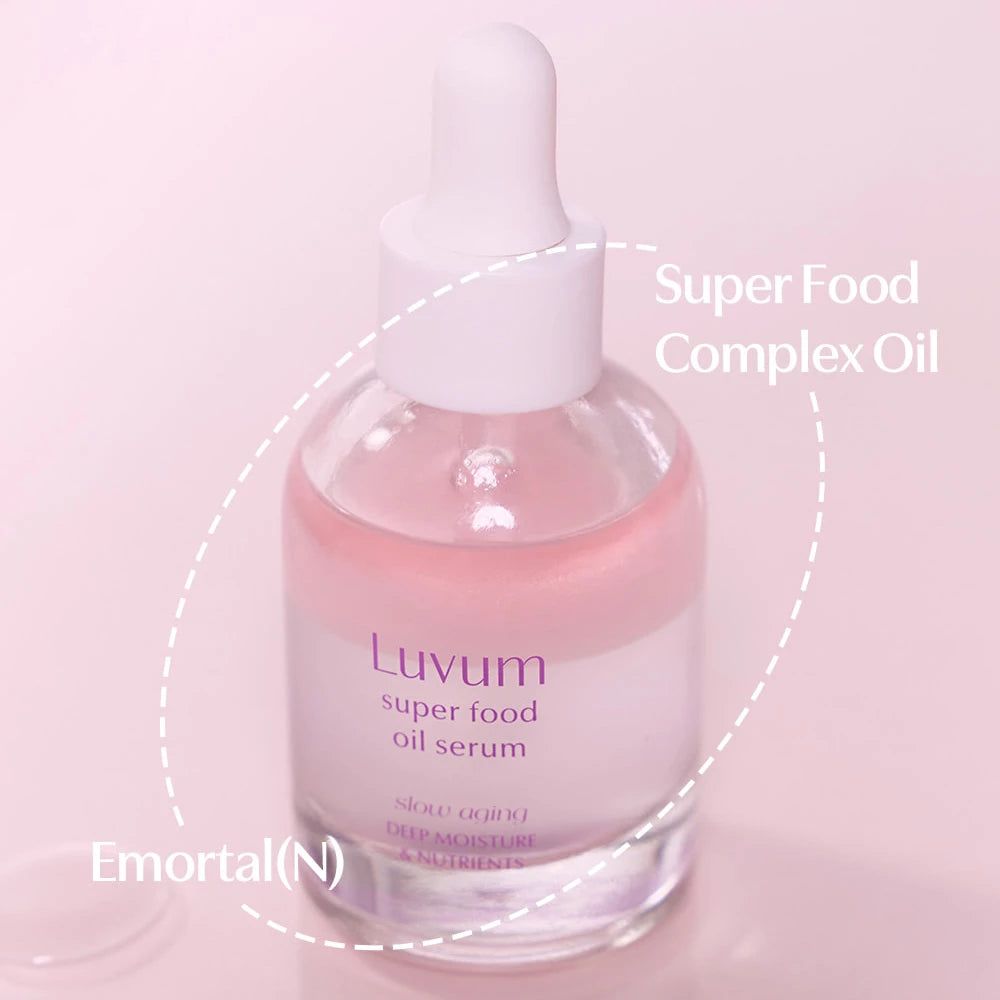 Luvum Super Food Oil Serum in Glasflasche mit Pipette. Rosa und klare Flüssigkeit.