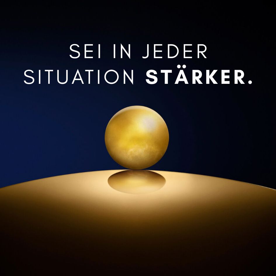 Goldene Kugel auf einer goldenen Oberfläche. Text: SEI IN JEDER SITUATION STÄRKER.