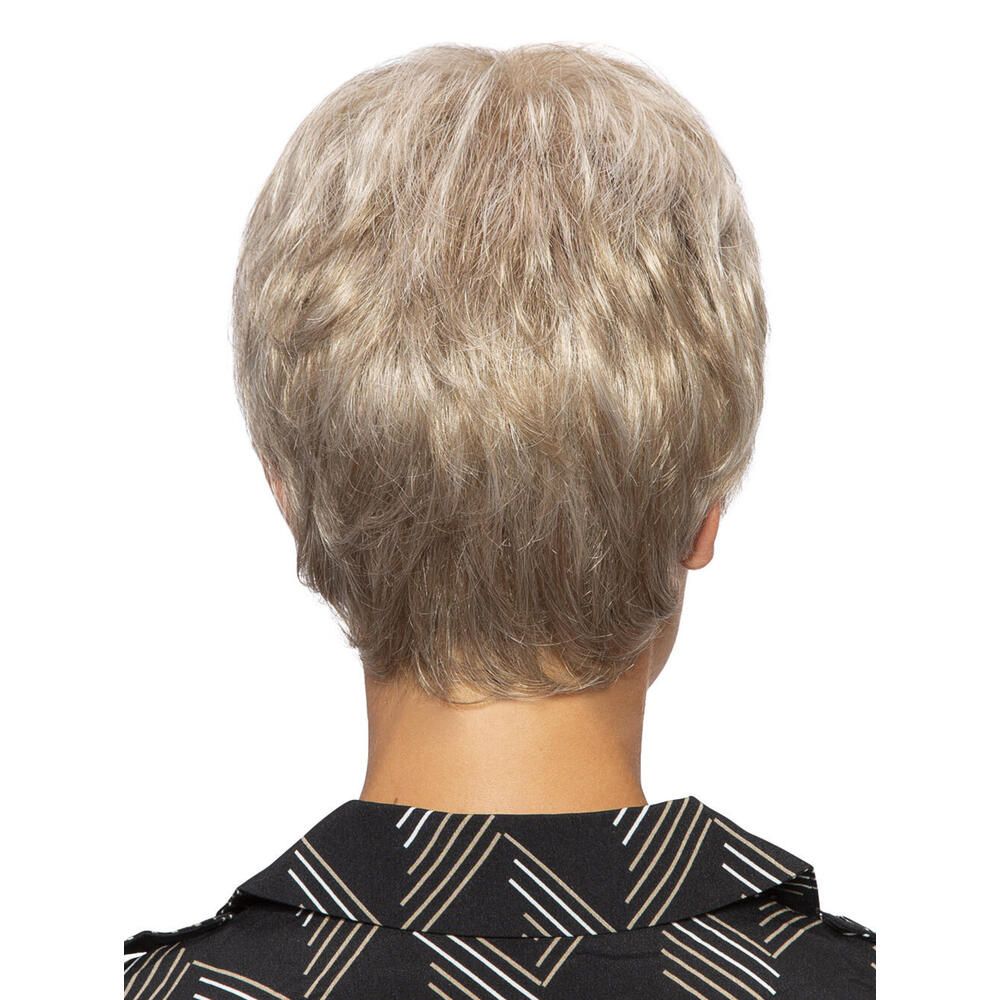 Kurzhaarperücke in Blond. Rückansicht einer Frau mit Perücke. Das Haar ist kurz geschnitten und leicht gewellt.