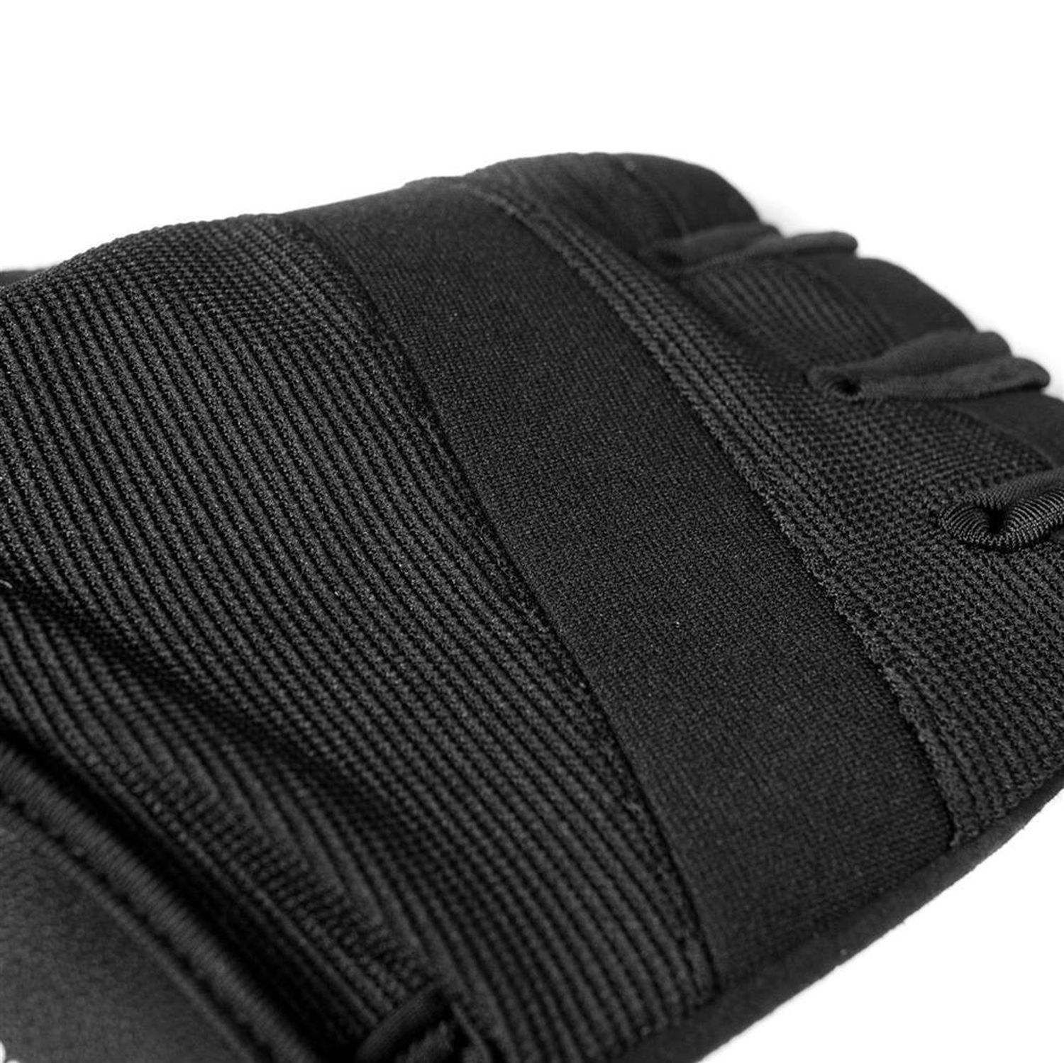 Nahaufnahme eines schwarzen Trainingshandschuhs. Zeigt Textur und Nähte. Elastisches Band.