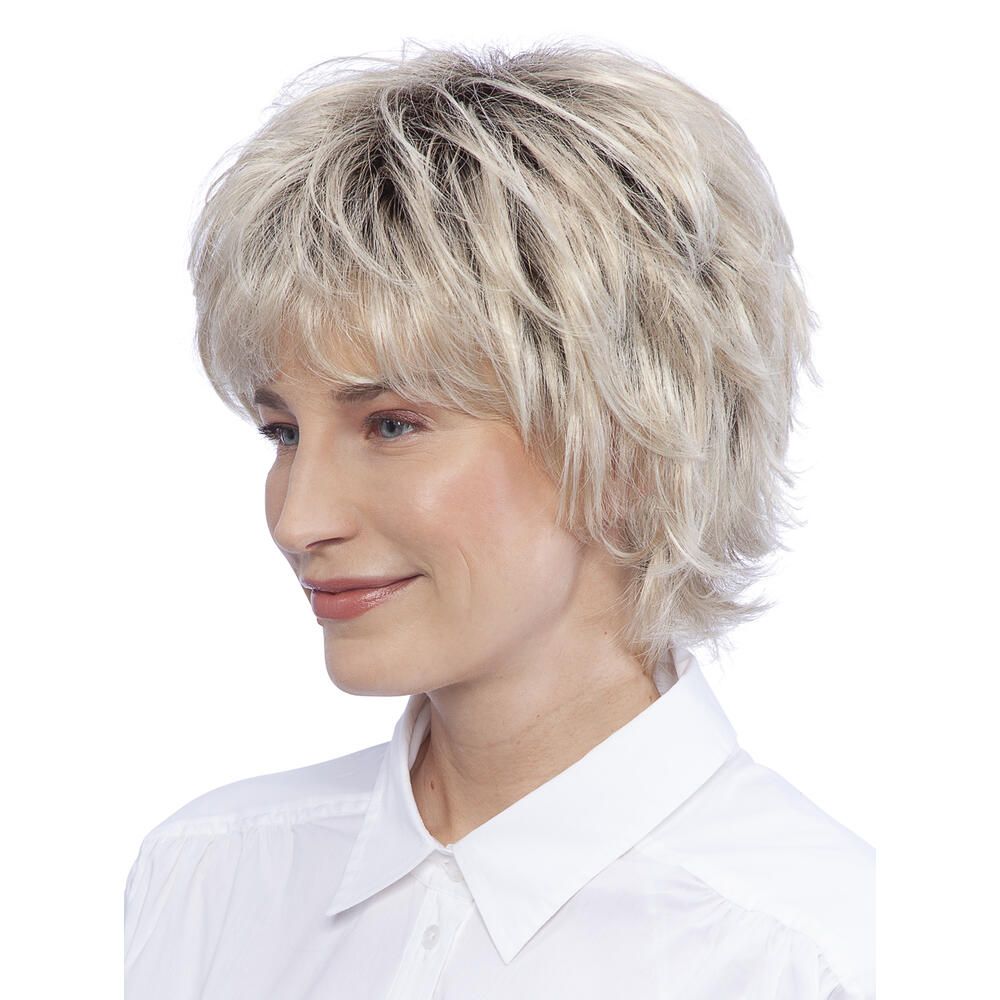 Blonde Kurzhaarperücke, seitliche Ansicht. Frau trägt weißes Hemd.