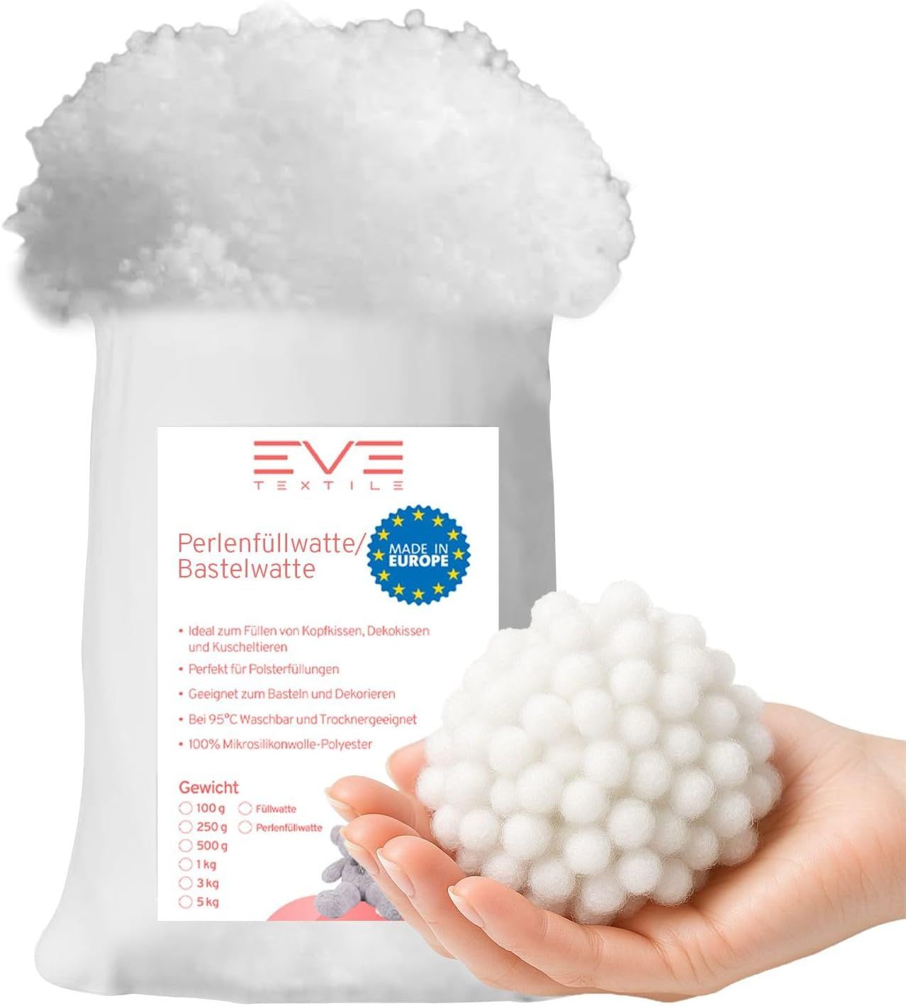 Weiße Perlenfüllwatte in Beutel und Hand. Aufdruck: EVE Textiles, Perlenfüllwatte/Bastelwatte, Made in Europe. Hand hält Wattebällchen.