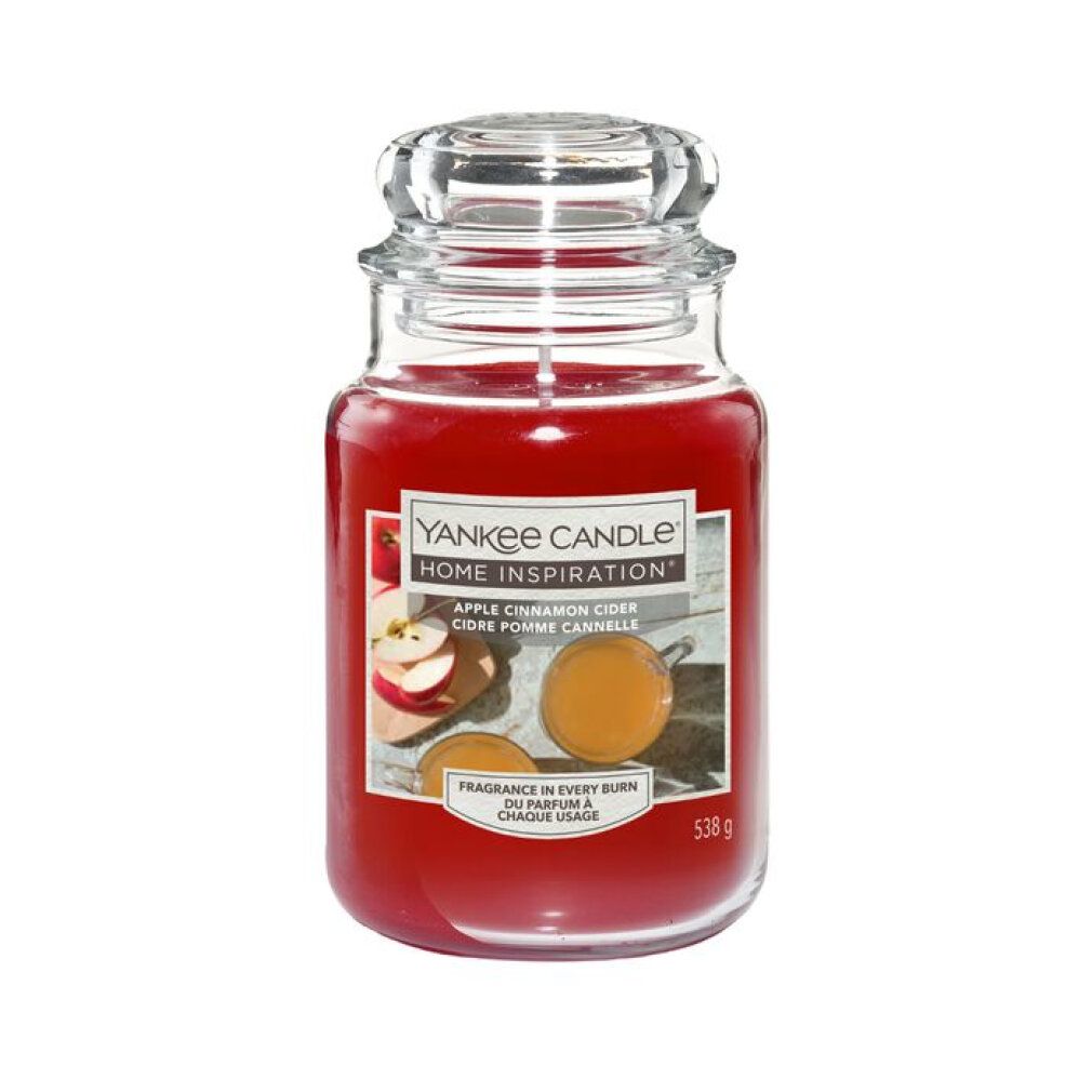 Glasbehälter mit rotem Wachs und Deckel. Etikett mit Apfel-Zimt-Cider-Motiv und Text: Yankee Candle Home Inspiration.