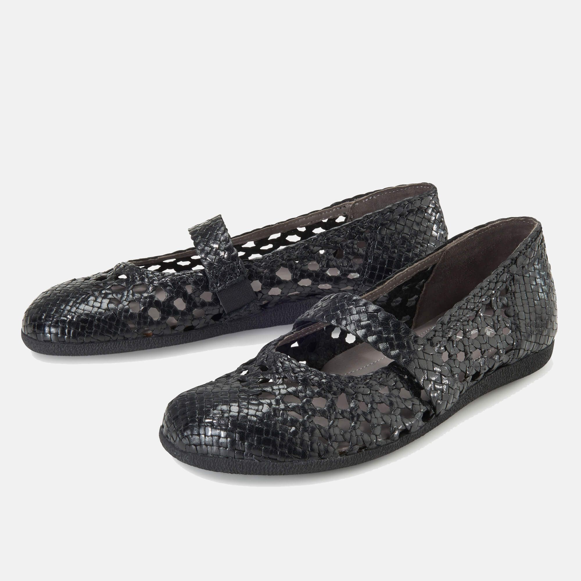 Schwarze BÄR Schuhe Monica Damen Ballerina. Offenes Design, Riemen mit Schnalle. Breit. Auf hellem Hintergrund.