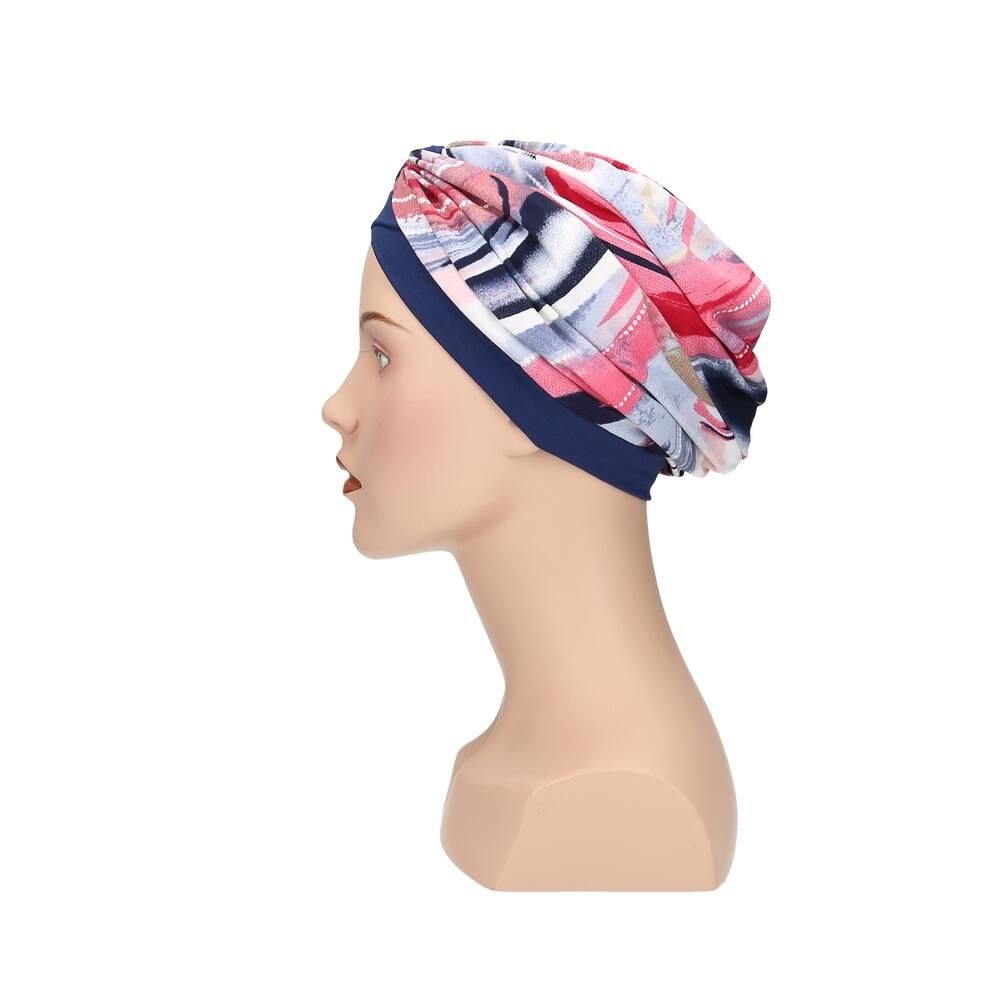 Turban mit floralem Muster auf einem Schaufensterkopf. Blauer Rand und farbenfrohes Design. Seitenansicht.