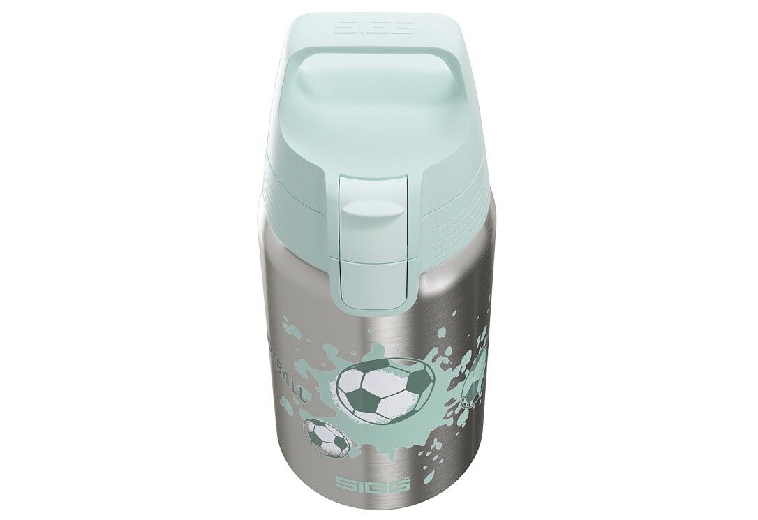 Isolierflasche mit Fußball-Design. Edelstahl-Flasche mit mintfarbenem Deckel. Aufdruck: Fußbälle und "SIGG". Draufsicht.