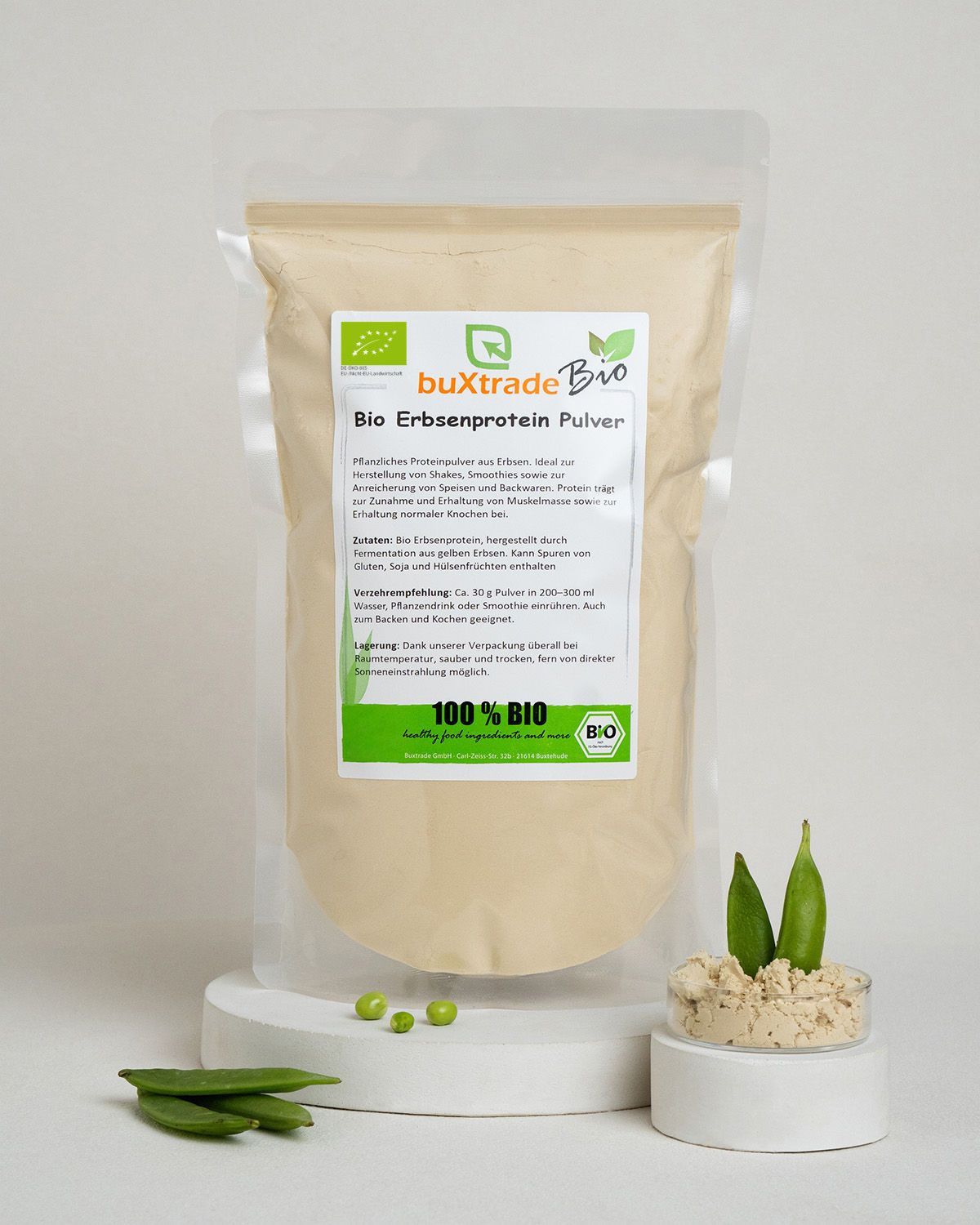 Verpackung von buxtrade Bio Erbsenprotein Pulver neben einer Schale mit Erbsen.