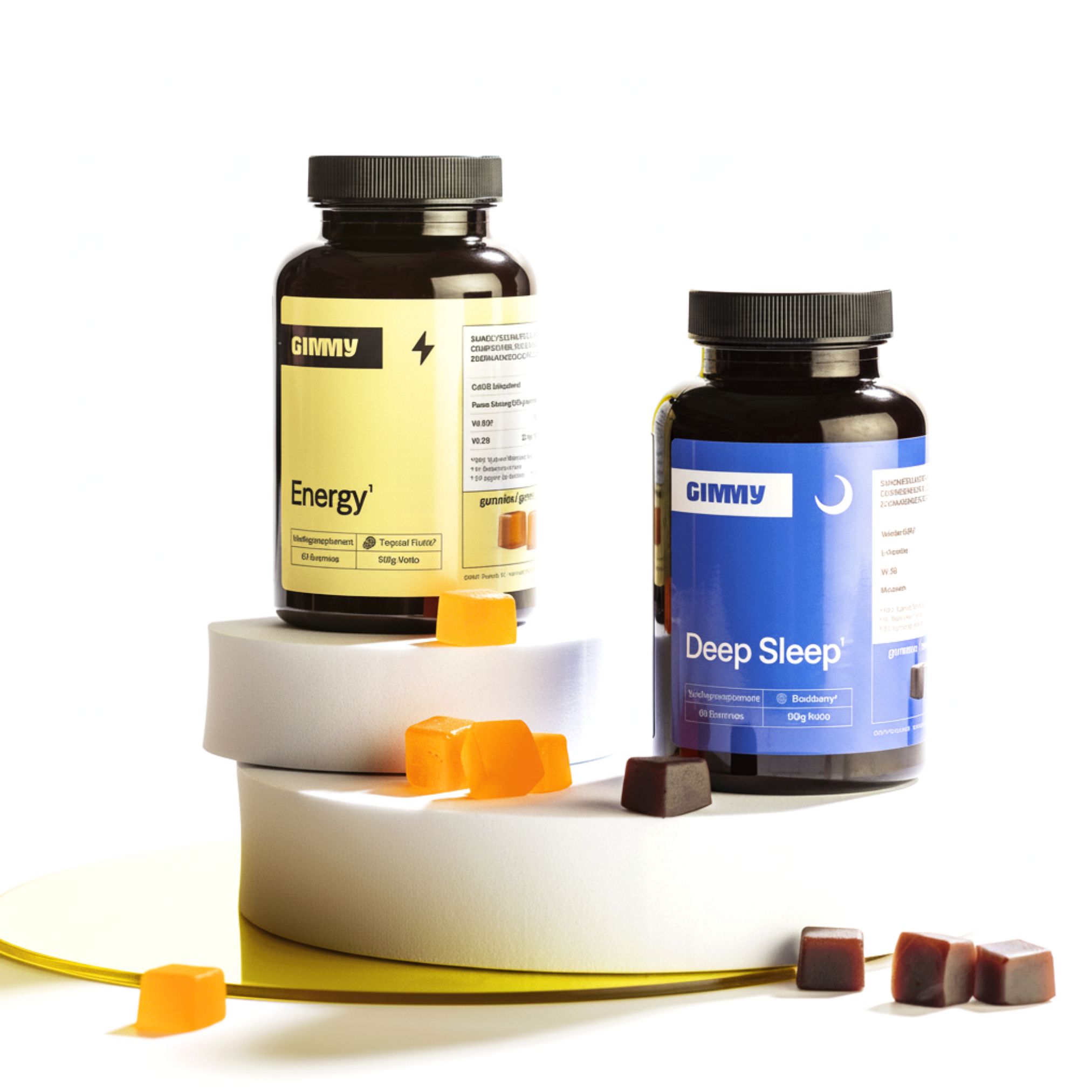 Zwei Flaschen mit schwarzen Deckeln. Eine gelbe Etikett mit "Energy", eine blaue mit "Deep Sleep". Einige Gummibärchen liegen daneben.