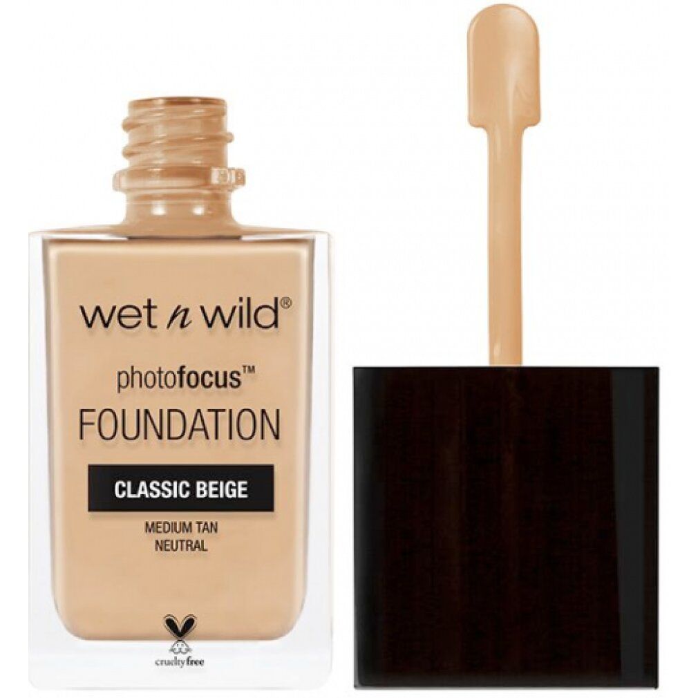 Wet n Wild Photofocus Foundation Classic Beige. Flasche mit geöffnetem Deckel und Applikator. Farbe: Beige. Cruelty-free.