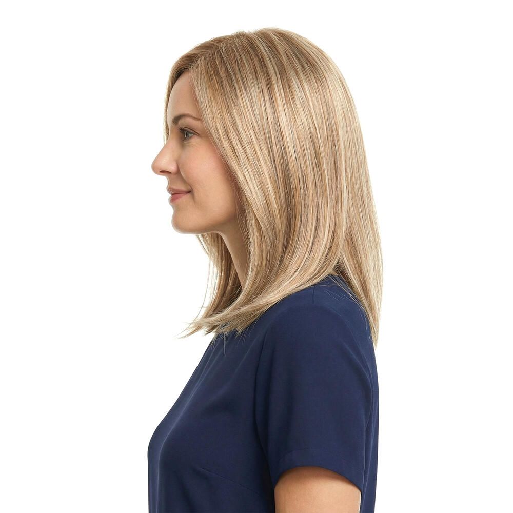 Perücke Filippa von trendhair. Blondes Haar, schulterlang, gestuft. Frau im Profil, blaues Oberteil.