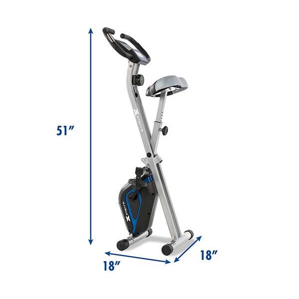 Hometrainer mit Maßen: 51 Zoll hoch, 18 Zoll breit. Silberner Rahmen, schwarze und blaue Akzente.