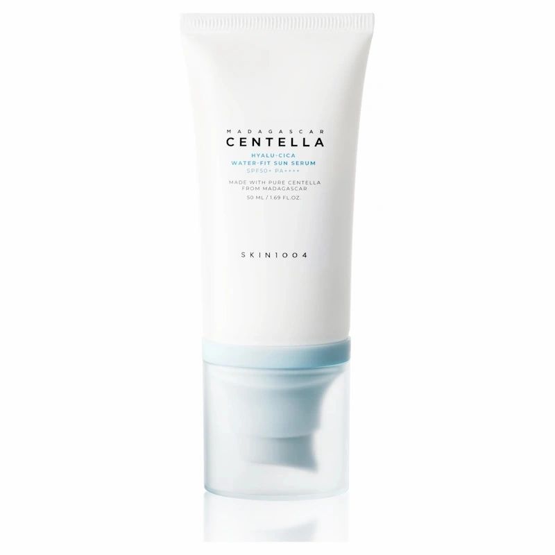 Weiße Tube mit blauem Deckel. Aufschrift: MADAGASCAR CENTELLA HYALU-CICA WATER-FIT SUN SERUM. Marke SKIN1004.