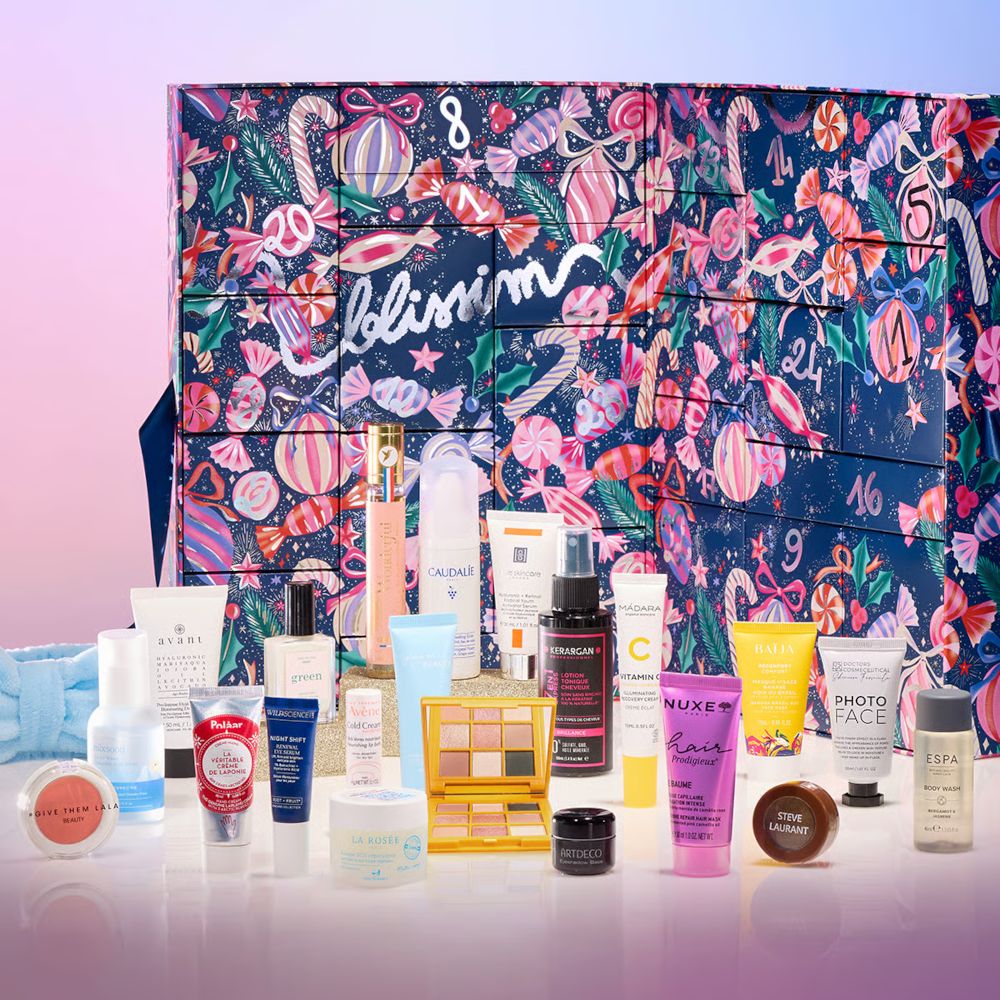 Geöffneter Adventskalender mit Kosmetikprodukten. Sichtbar: Produkte, Nummern 5-8, 24. Marken: Avani, Nuxe, Caudalie, u.a.