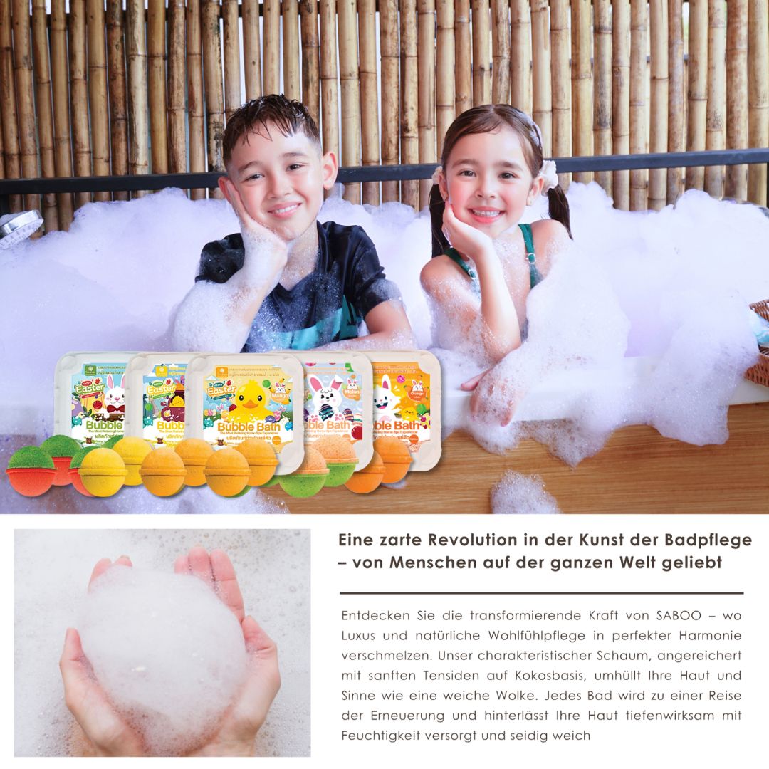 Zwei Kinder in Badewanne mit Schaum. Mehrere Badbomben-Verpackungen. Text: Eine sanfte Revolution in der Kunst der Badpflege.