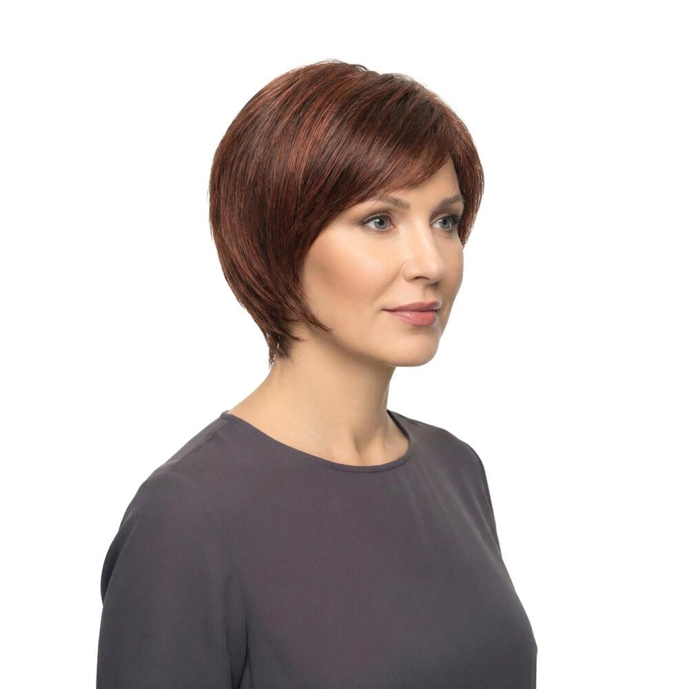 Perücke Eva von Lofty. Kurzer, rotbrauner Bob-Schnitt. Frau trägt graues Oberteil. Dreiviertelansicht.