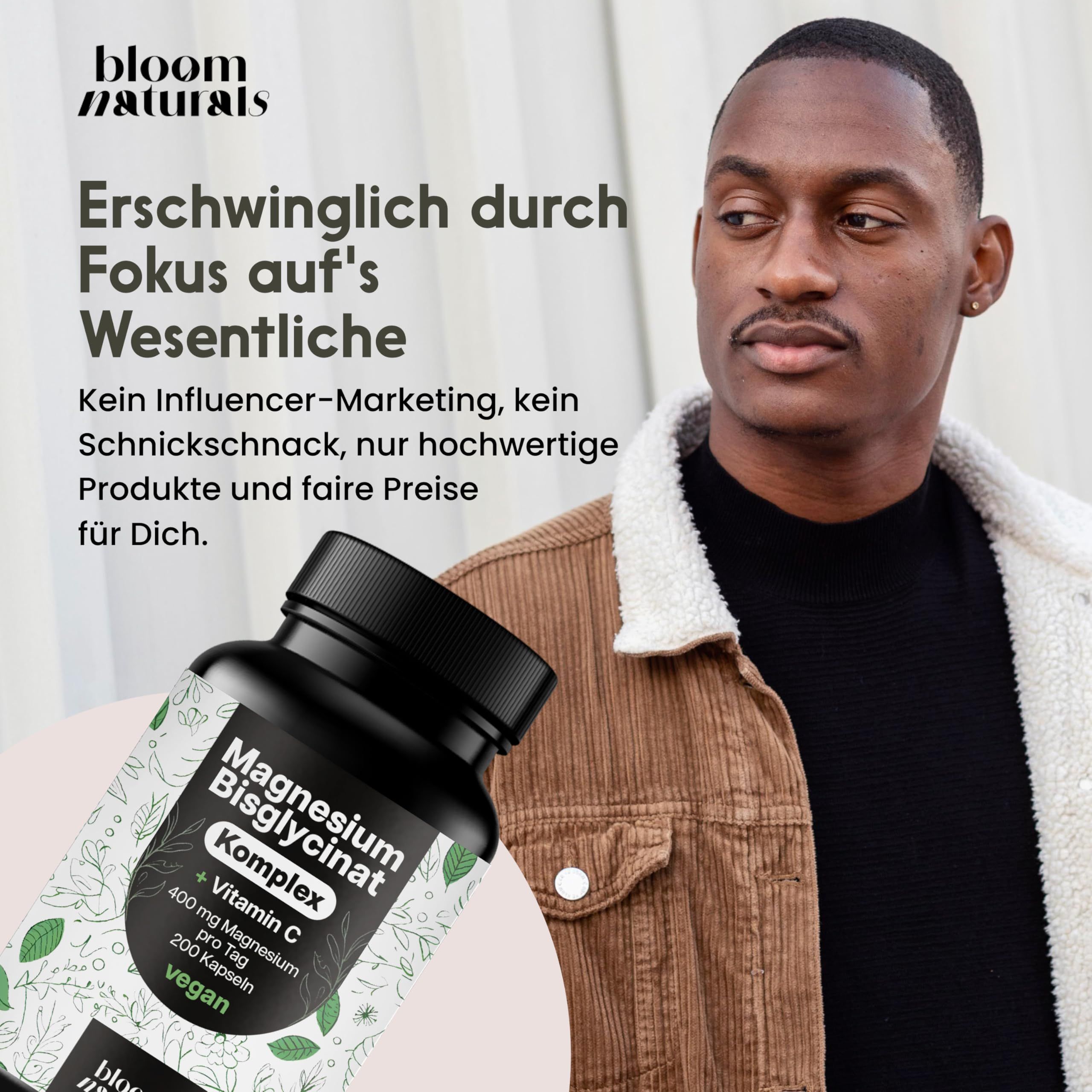 Mann mit Produktflasche. Text: Magnesium Bisglycinat Komplex + Vitamin C, 400 mg pro Tag, 200 Kapseln, vegan. Text: Erschwinglich durch Fokus auf's Wesentliche.