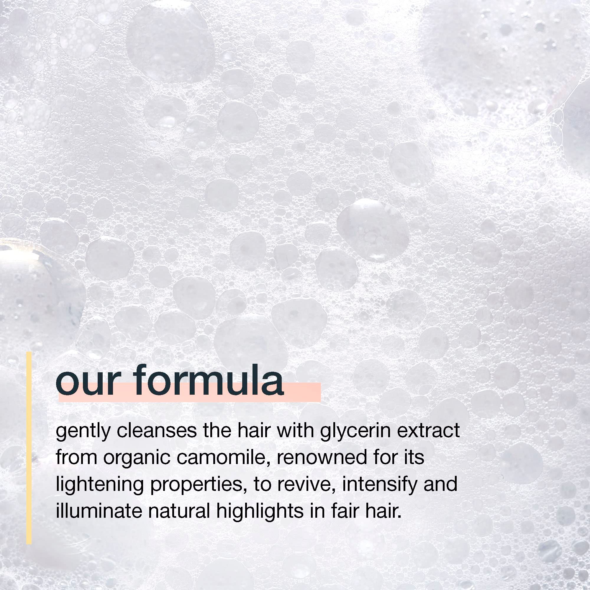 Nahaufnahme von Schaum. Text: our formula, reinigt sanft das Haar mit Glycerinextrakt aus Kamille.