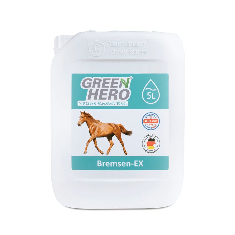 Weißer Kanister mit grünem Etikett. Aufschrift: GREEN HERO, Bremsen-EX, 5L. Abbildung eines Pferdes. Siegel: Made in Germany.