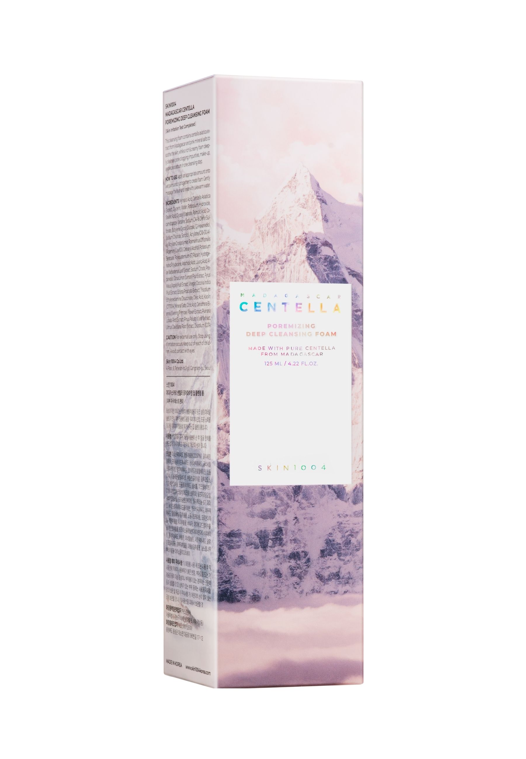 Verpackung mit Produktnamen: MADAGASCAR CENTELLA Poremizing Deep Cleansing Foam. Berglandschaft. Text und Logo SKIN1004.
