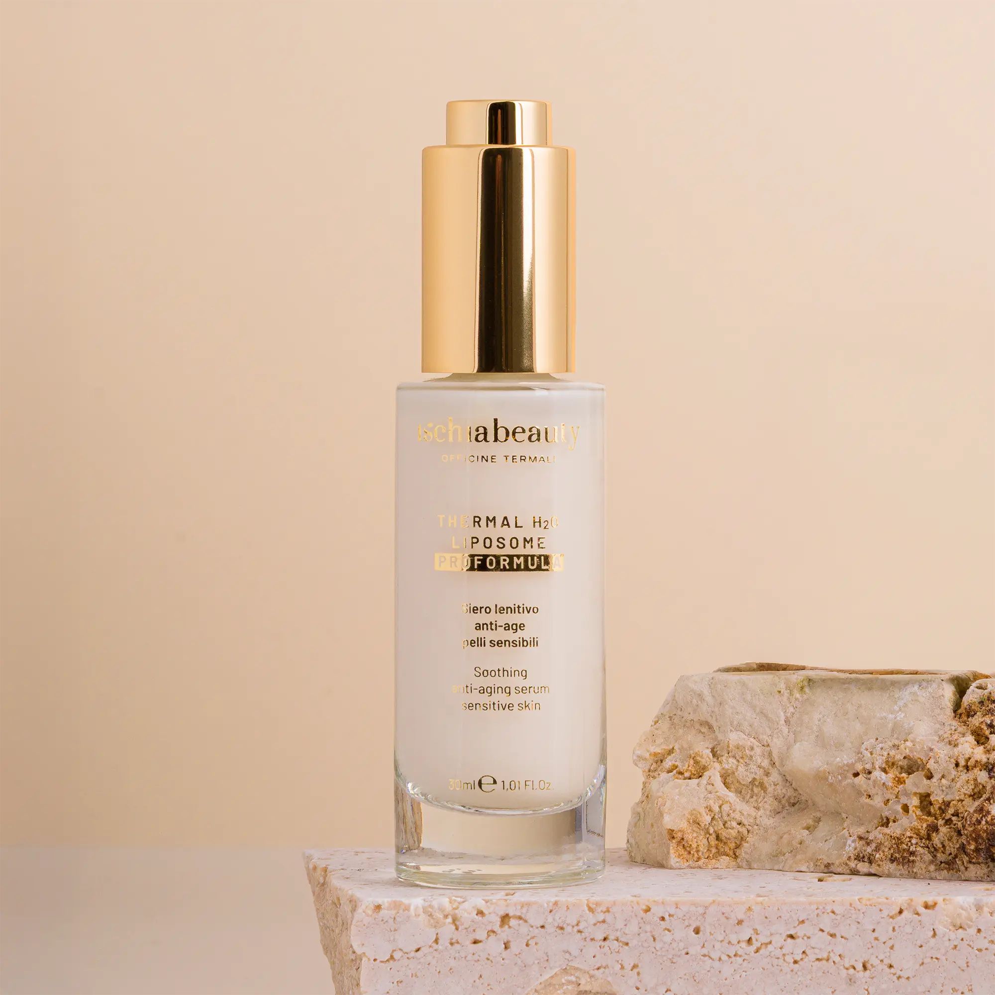 Weißes Serumfläschchen mit goldfarbenem Verschluss. Beschriftung: ischiabeauty, Thermal H2O, Liposome Formula, Siero lenitivo anti-age pelli sensibili.