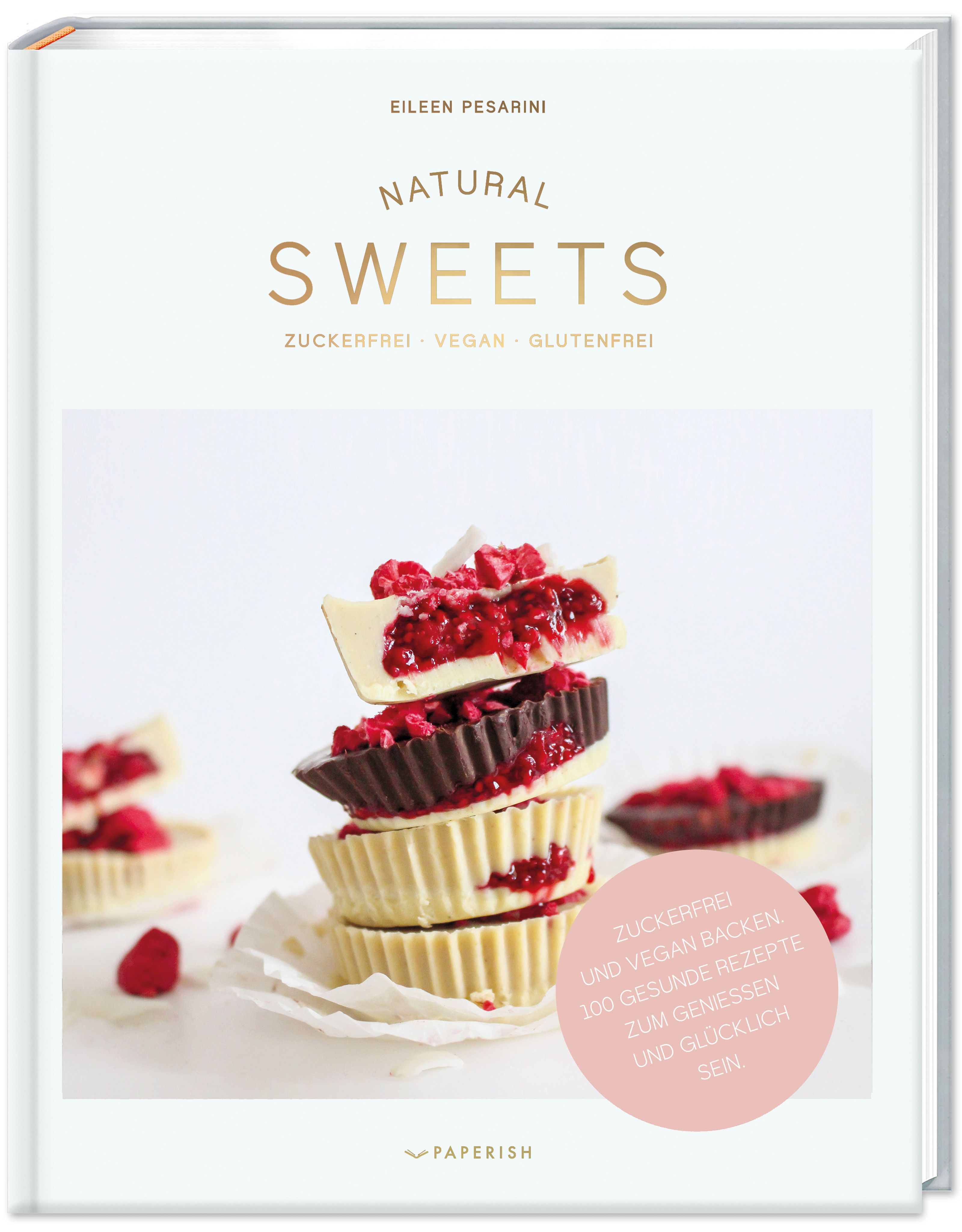 Buchcover: "NATURAL SWEETS". Titel, Autorin Eileen Pesarini. Untertitel: zuckerfrei, vegan, glutenfrei. Rosa Kreis mit Text: zuckerfrei und vegan backen, 100 gesunde Rezepte.