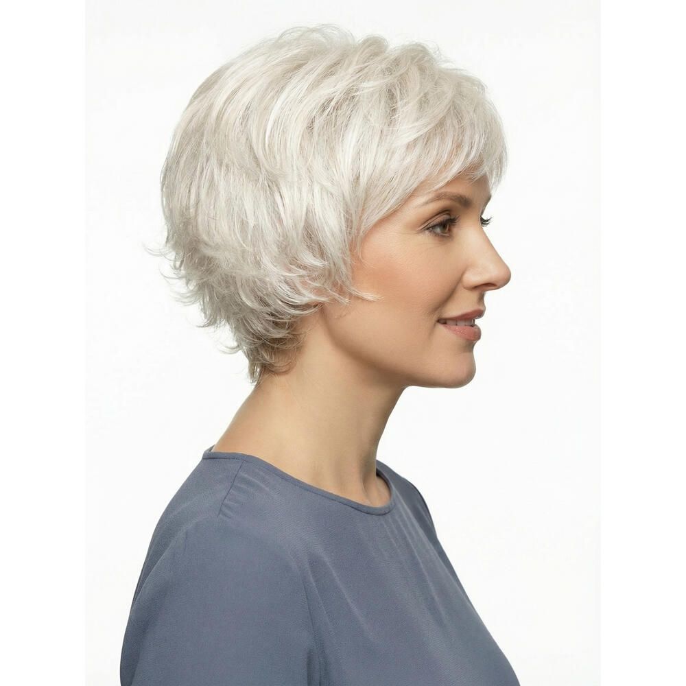 Kurzhaarperücke, grau-meliert, mit Seitenscheitel. Profilansicht einer Frau mit blauem Oberteil.