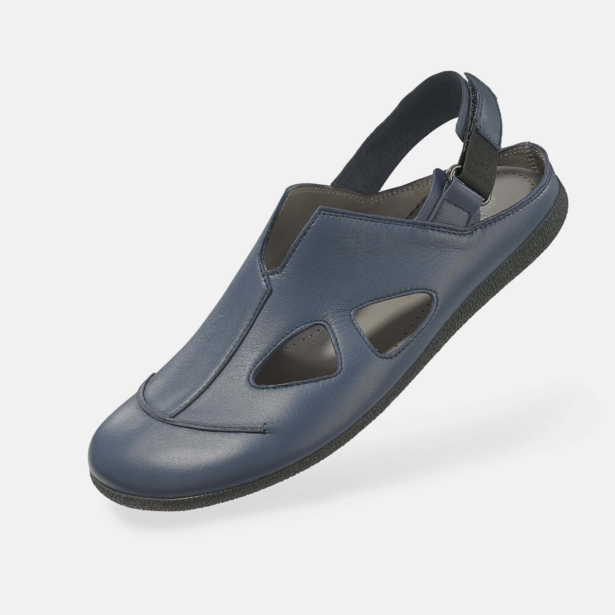 Blaue Sandale mit breiter Passform. Offene Zehenpartie, Fersenriemen. Lederoptik. Schwarze Sohle. Schuh leicht erhöht.