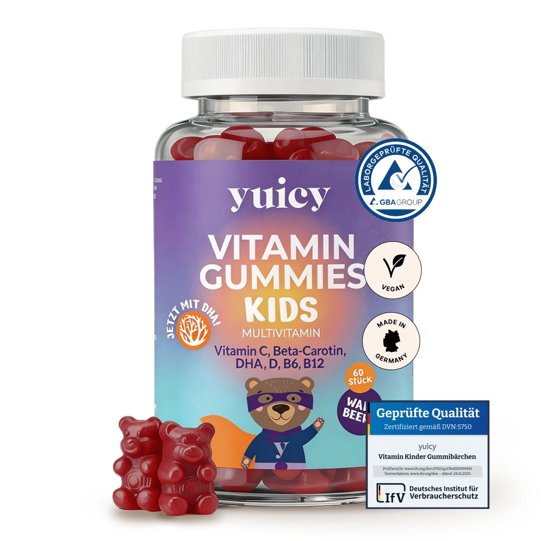 Glas mit roten Gummibärchen. Aufschrift: yuicy Vitamin Gummies Kids. Siegel: Geprüfte Qualität.