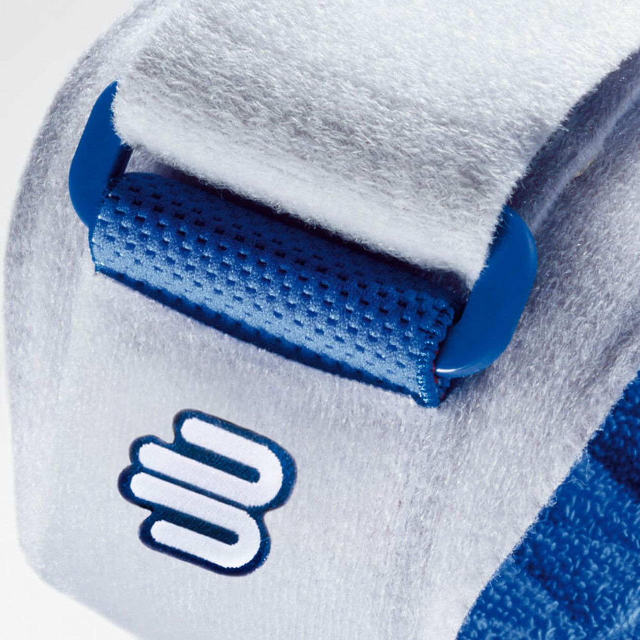 Detail der Ellenbogenorthese. Weißes Material, blaues Element. Bauerfeind Logo.