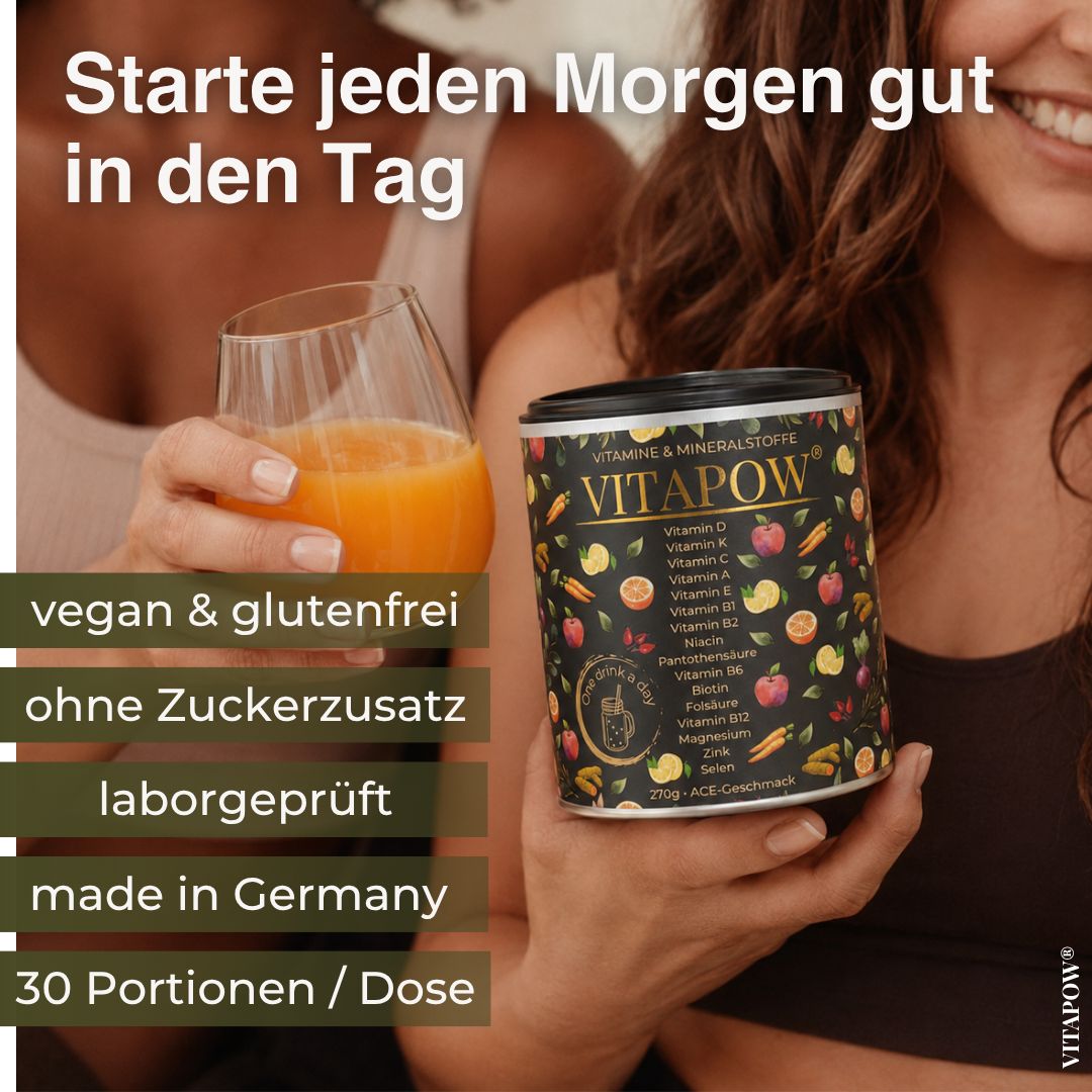 Vitapow Multivitamin Pulver Dose mit Früchten und Gemüse-Motiven, daneben ein Glas Saft.