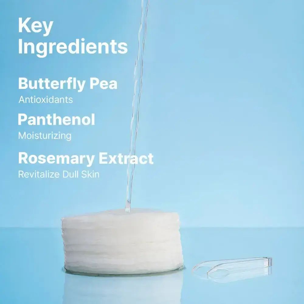 Stapel Pads, Wasserstrahl, Pinzette. Text: Hauptinhaltsstoffe: Butterfly Pea, Panthenol, Rosmarinextrakt.