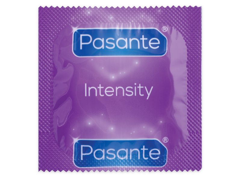 Einzelverpackung eines Pasante Intensity Kondoms. Lila Folie mit Logo und Produktnamen.