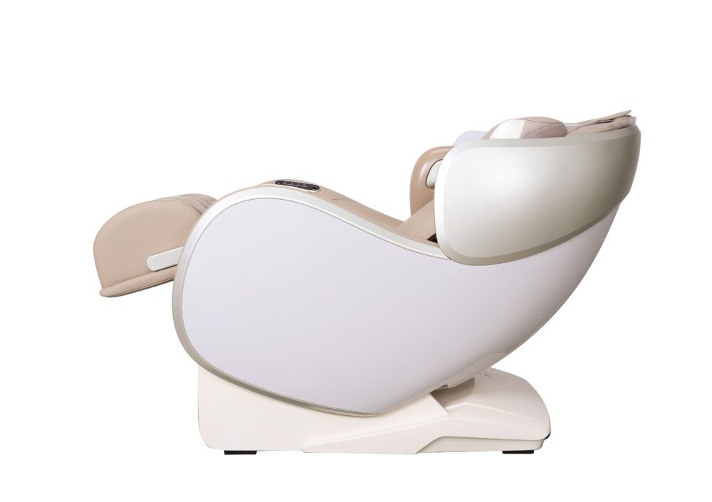 Massagesessel, Seitenansicht. Beige Sitzfläche und Rückenlehne. Weiße Seitenteile. Integrierte Fußstütze. Design mit Neigefunktion.