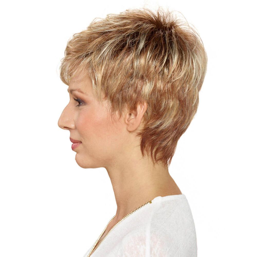 Kurzhaarperücke, blond-meliert. Frau mit weißem Oberteil, Seitenansicht.
