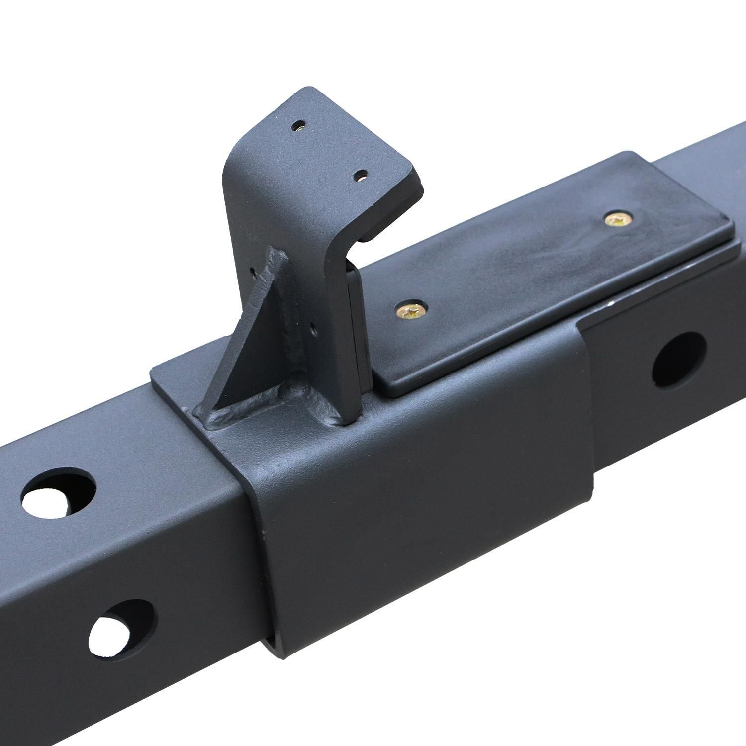 Detail des Half Racks. Schwarzes Metall mit Halterung. Rechteckige Platte mit Schrauben. Lochreihe.
