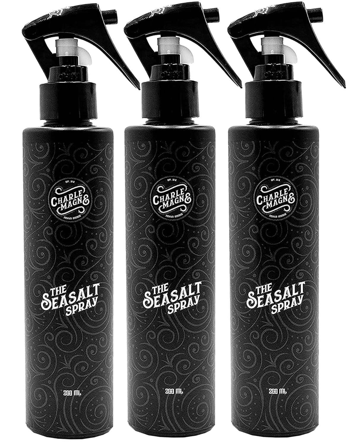 Drei schwarze Sprühflaschen mit dem Aufdruck "CHARLE MAGNE & THE SEASALT SPRAY". Jede Flasche hat einen schwarzen Sprühkopf.