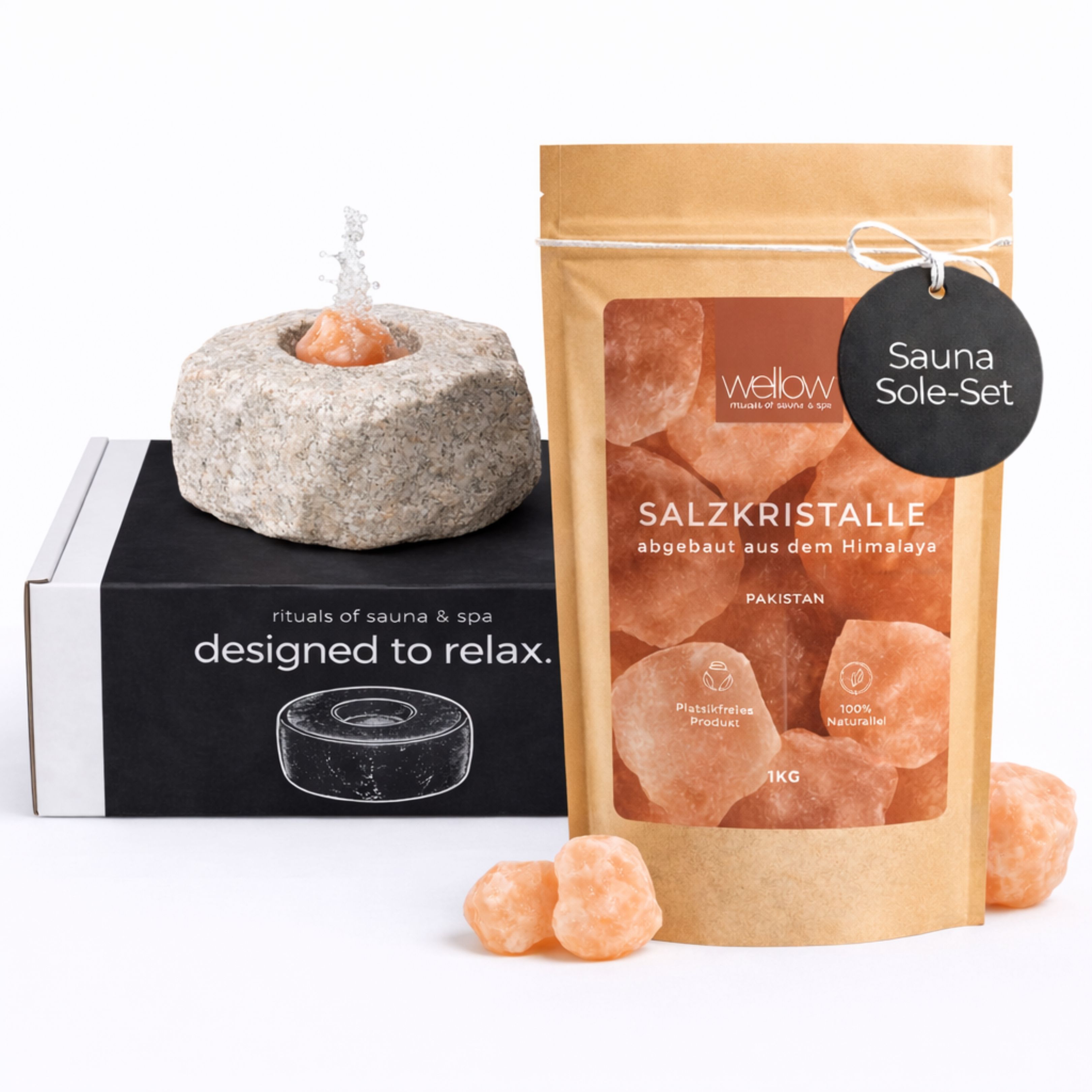 Produkt-Set: Saunastein, Salzkristalle im Beutel, schwarze Box. Text: Sauna Sole-Set. Wellow.